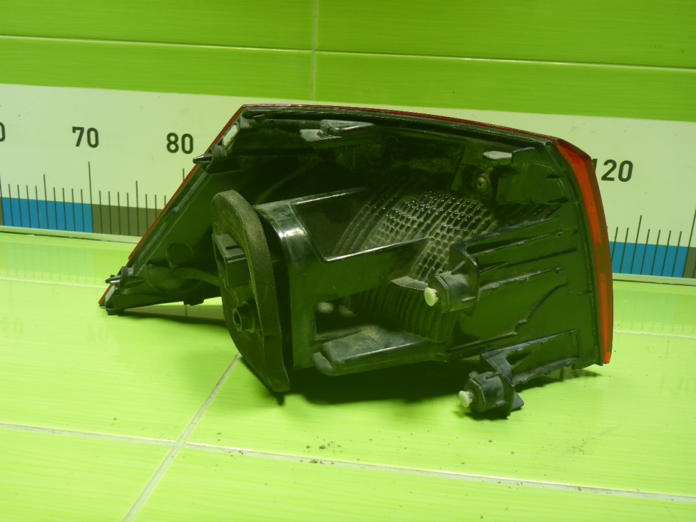 Фонарь задний наружный правый