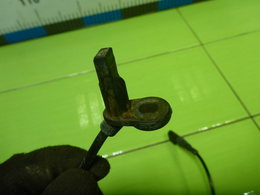 Датчик ABS передний левый