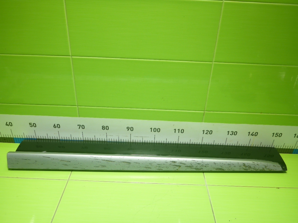 Накладка двери передней правой