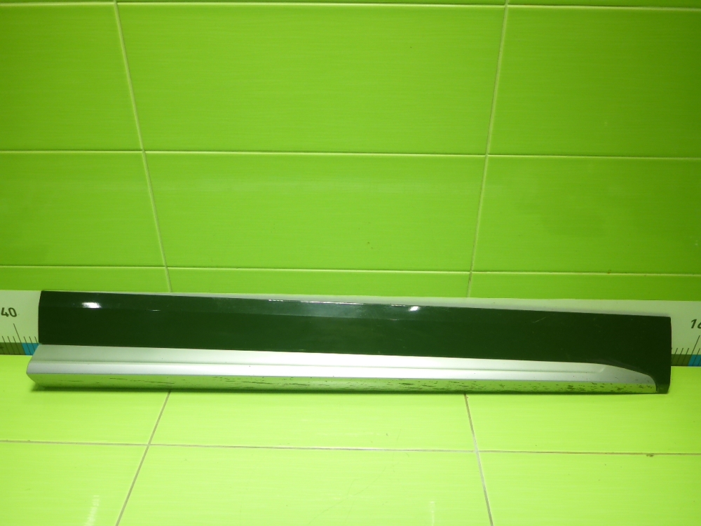 Накладка двери передней правой