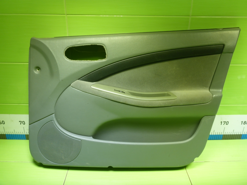 Обшивка двери передней правой