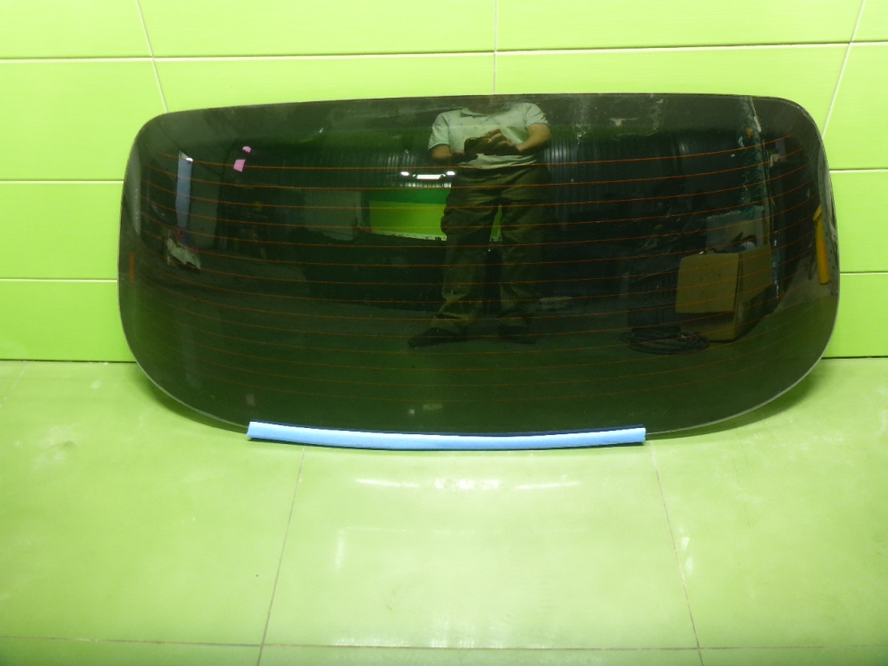 Стекло двери багажника