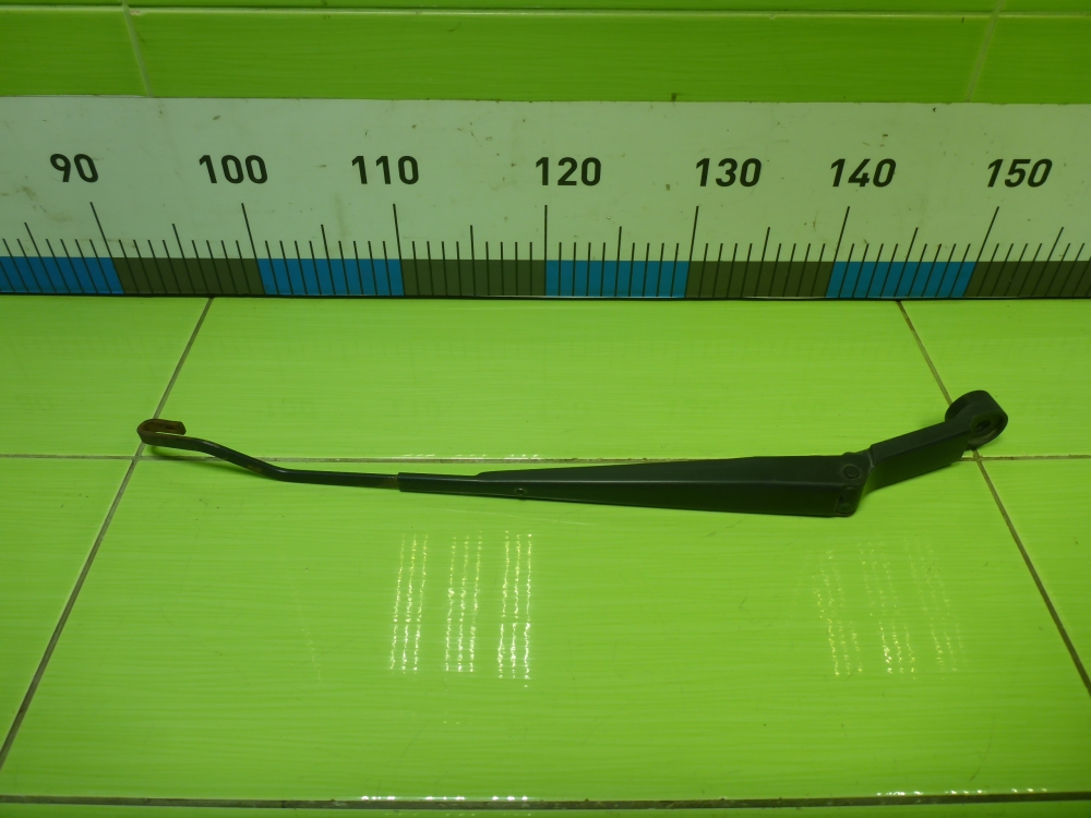 Поводок стеклоочистителя передний левый