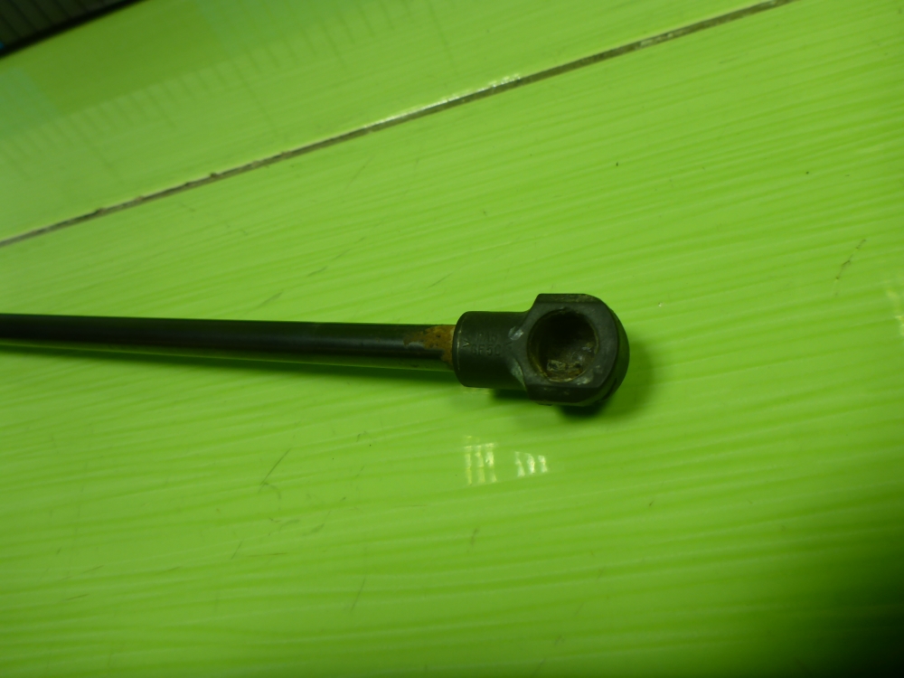 Амортизатор двери багажника