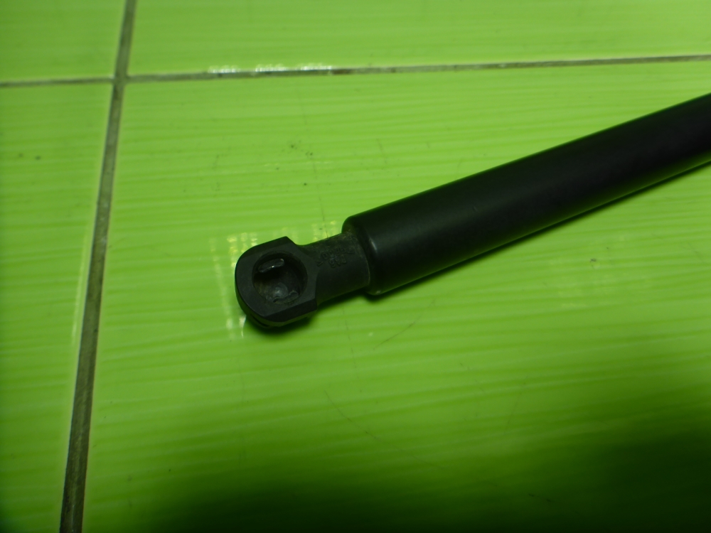 Амортизатор двери багажника