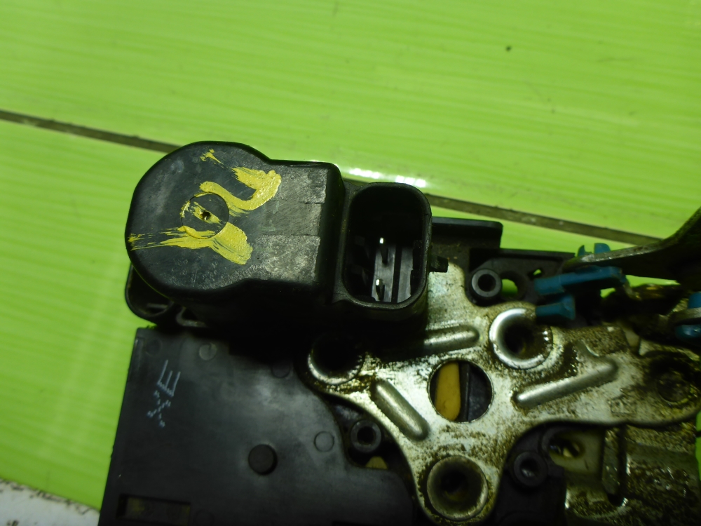 Замок двери передней правой