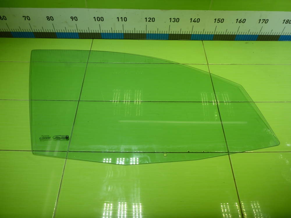 Стекло двери передней правой