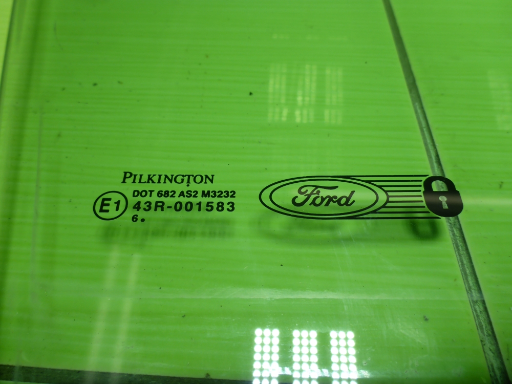 Стекло двери передней правой