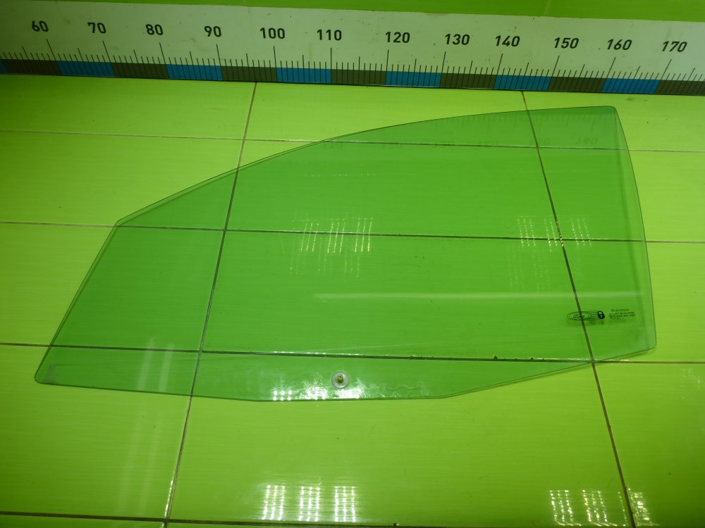 Стекло двери передней левой