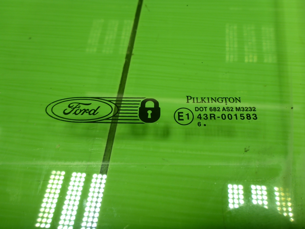 Стекло двери передней левой