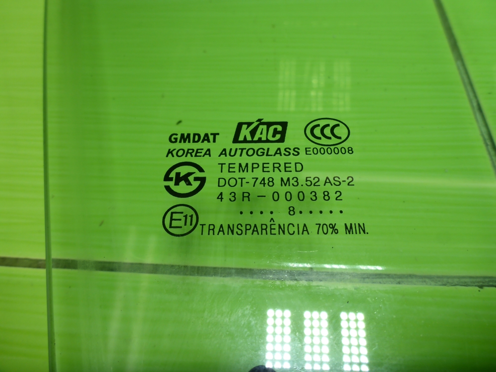 Стекло двери передней правой