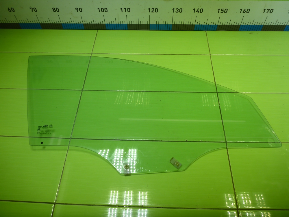 Стекло двери передней правой