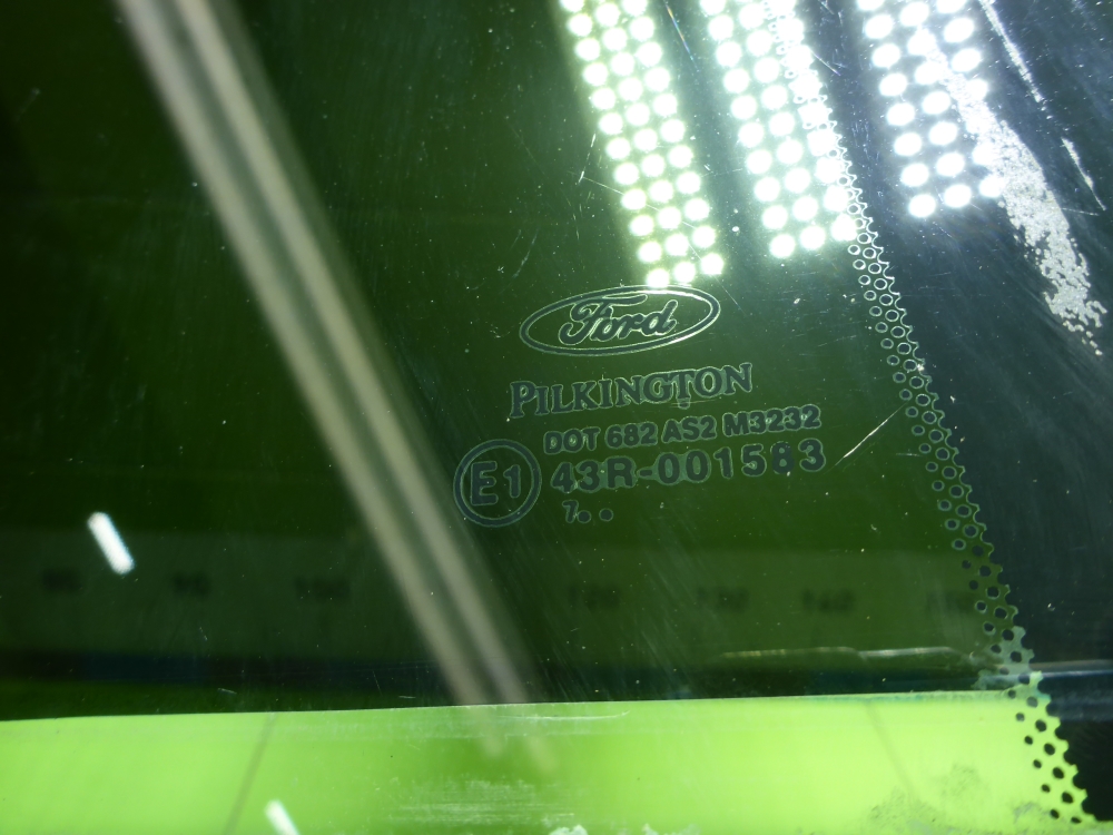 Стекло двери задней левой (форточка)