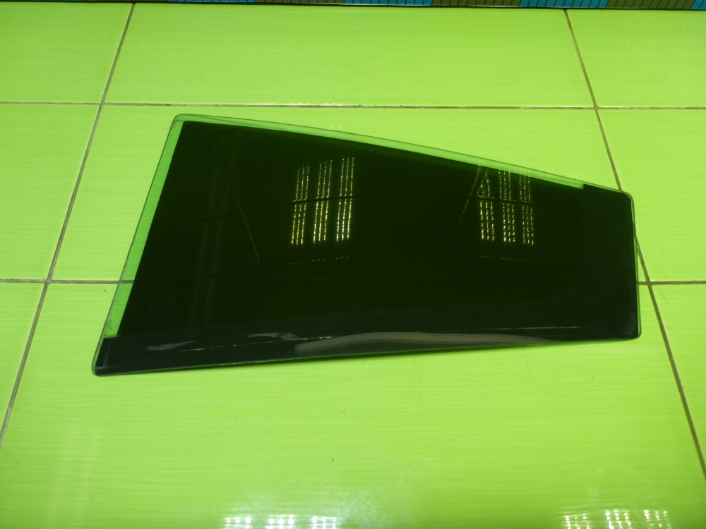 Стекло двери задней левой (форточка)