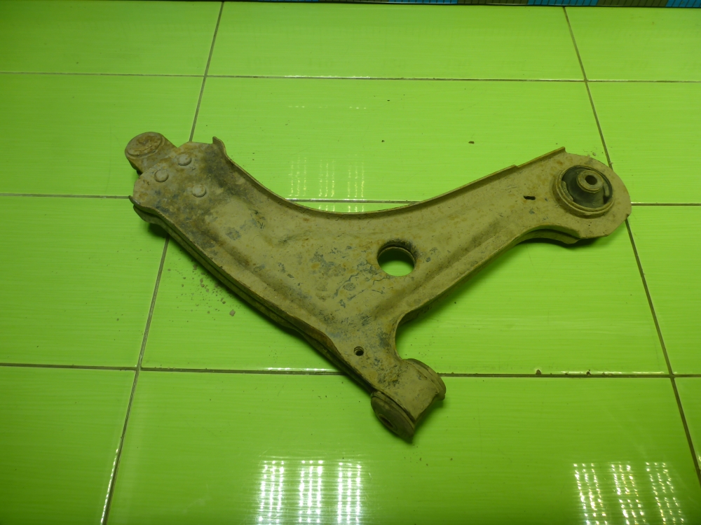 Рычаг передний левый