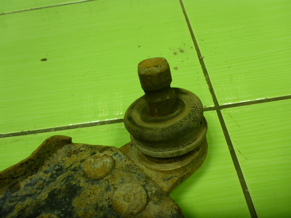 Рычаг передний левый