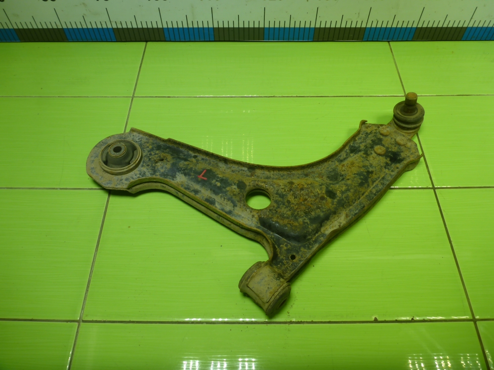 Рычаг передний левый