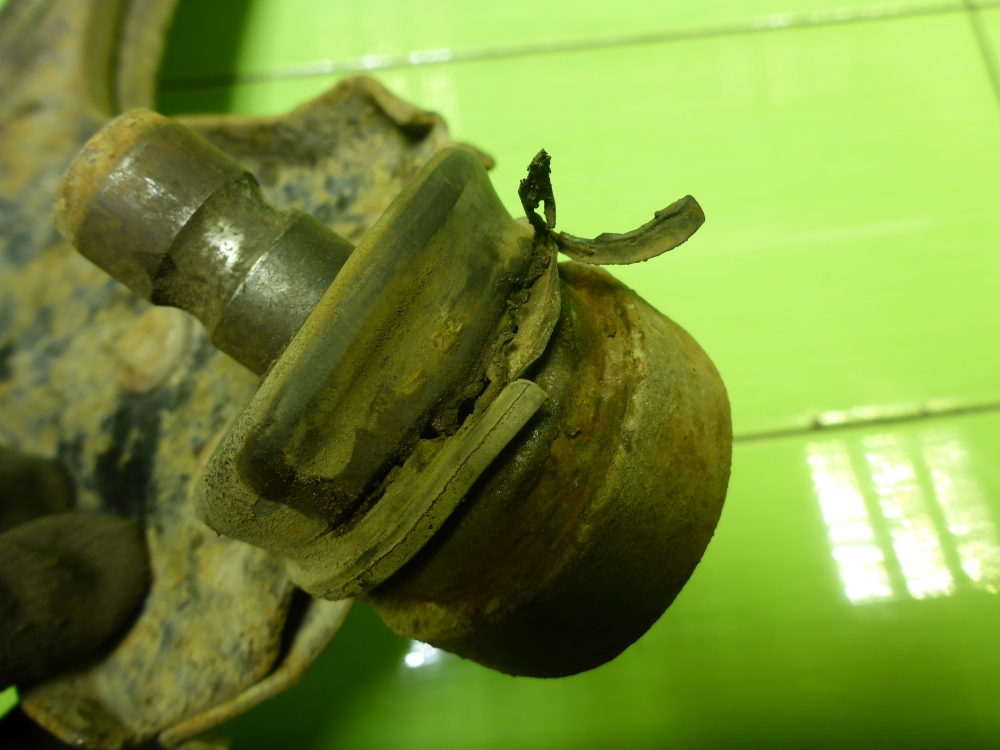 Рычаг передний левый