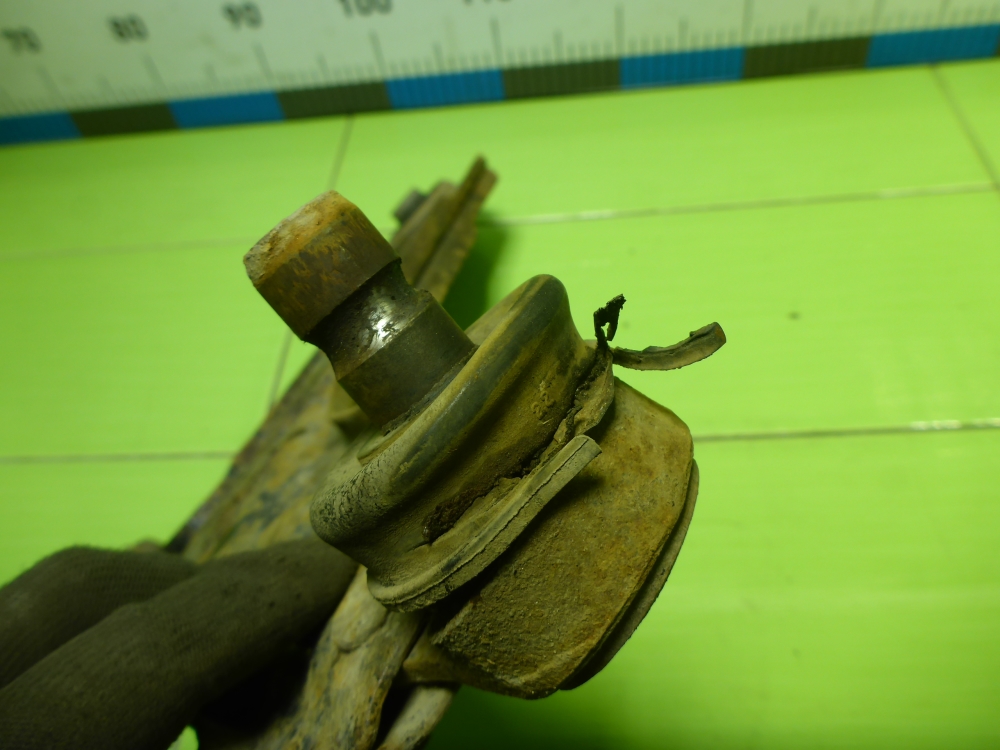 Рычаг передний левый