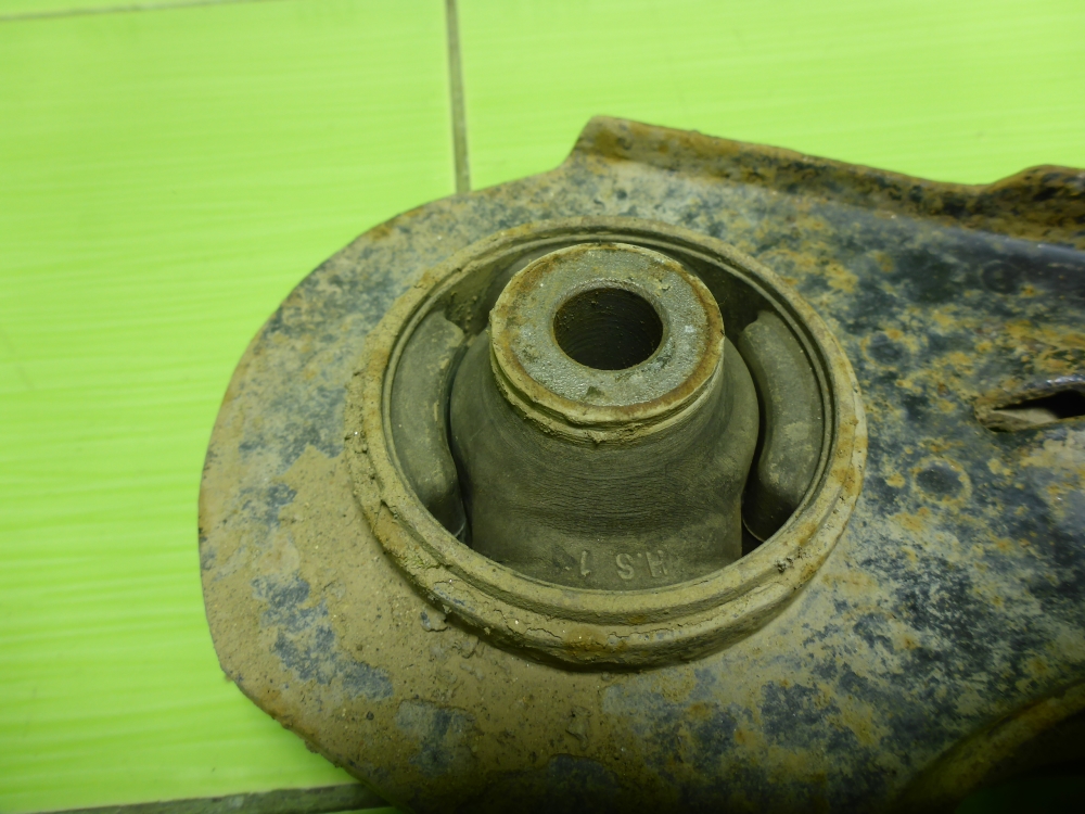 Рычаг передний левый