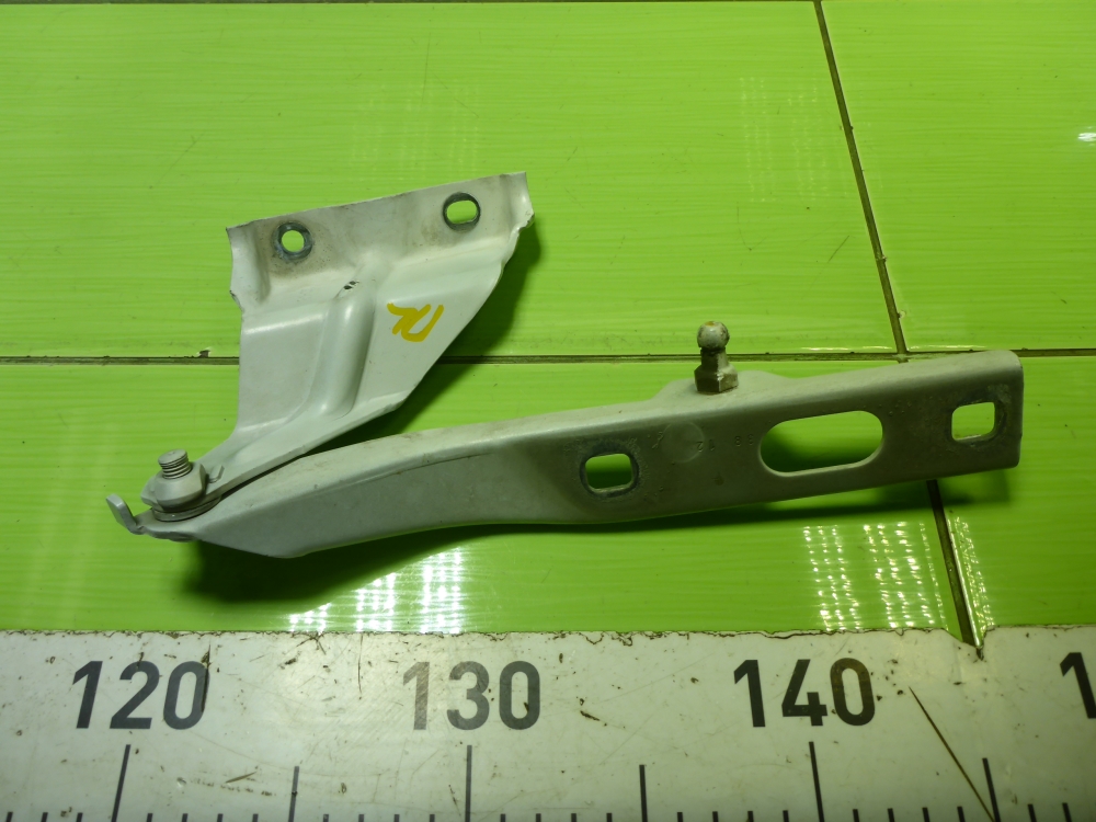 Петля капота левая