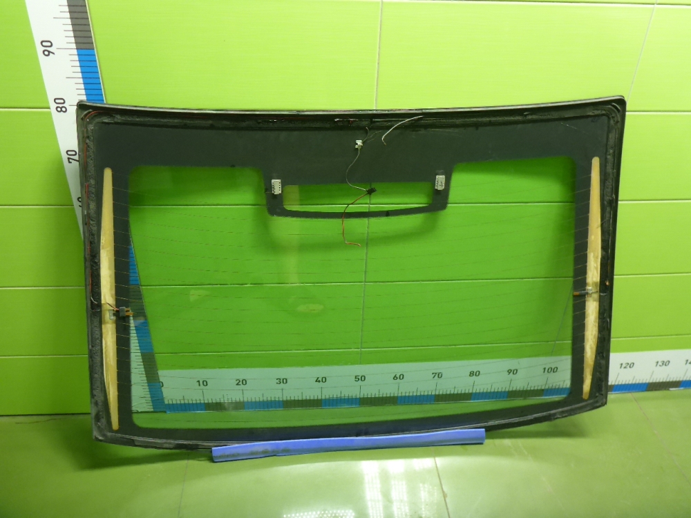 Стекло двери багажника