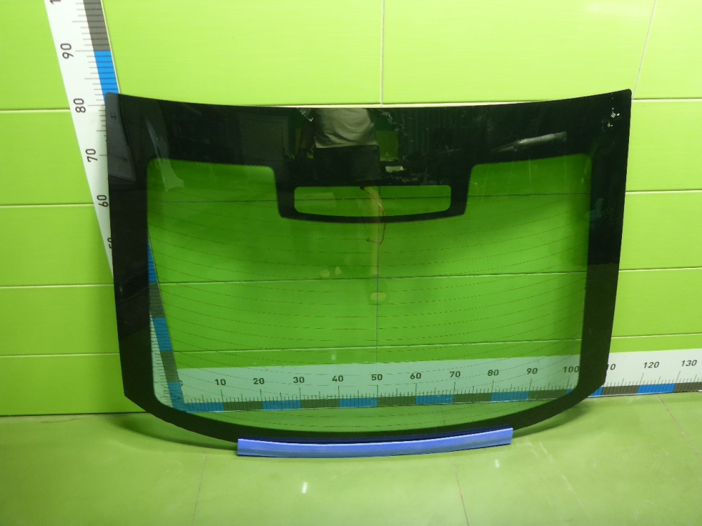 Стекло двери багажника