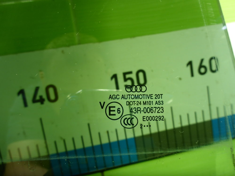 Стекло двери задней правой