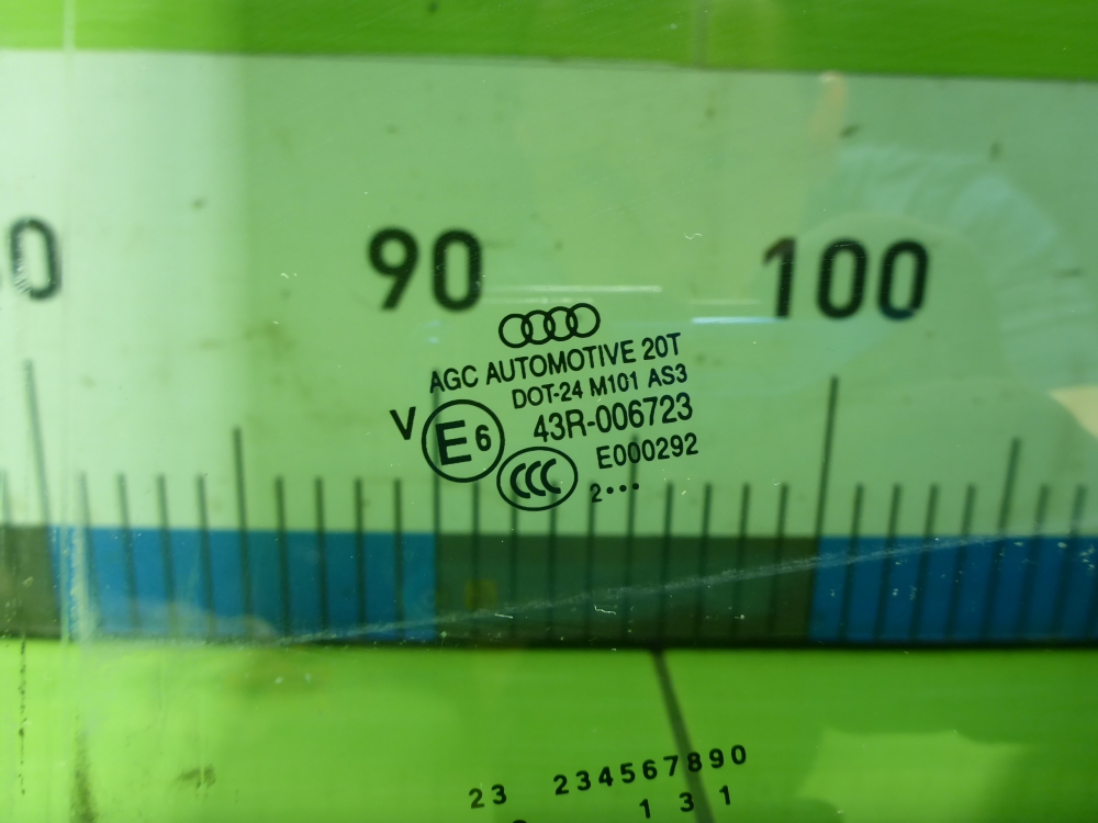 Стекло двери задней левой