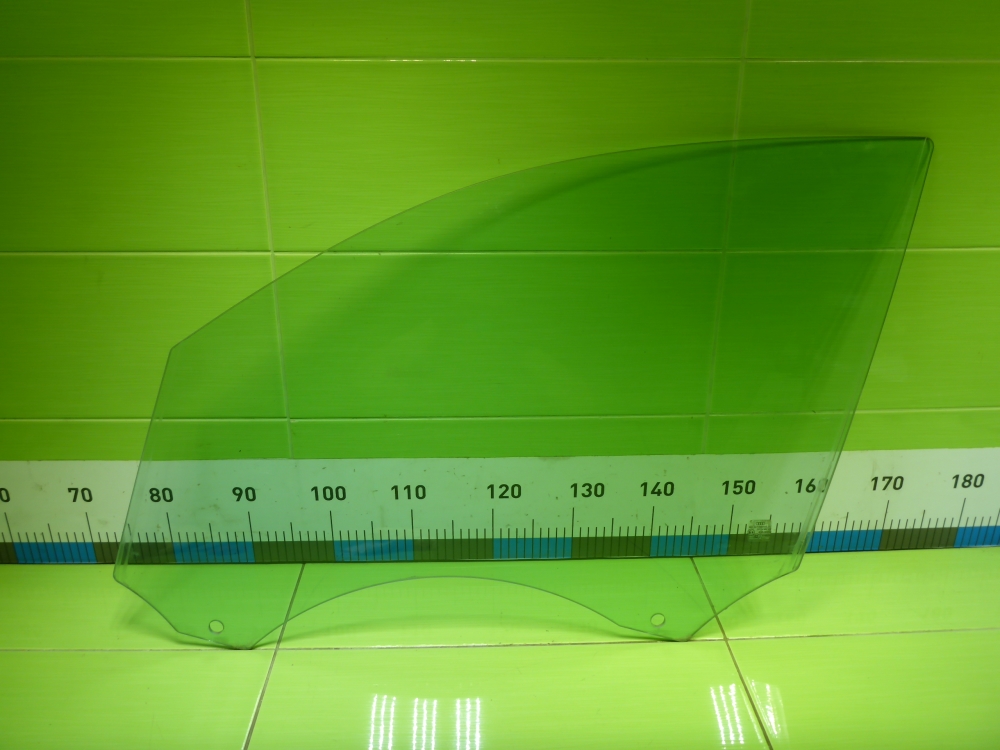 Стекло двери передней левой