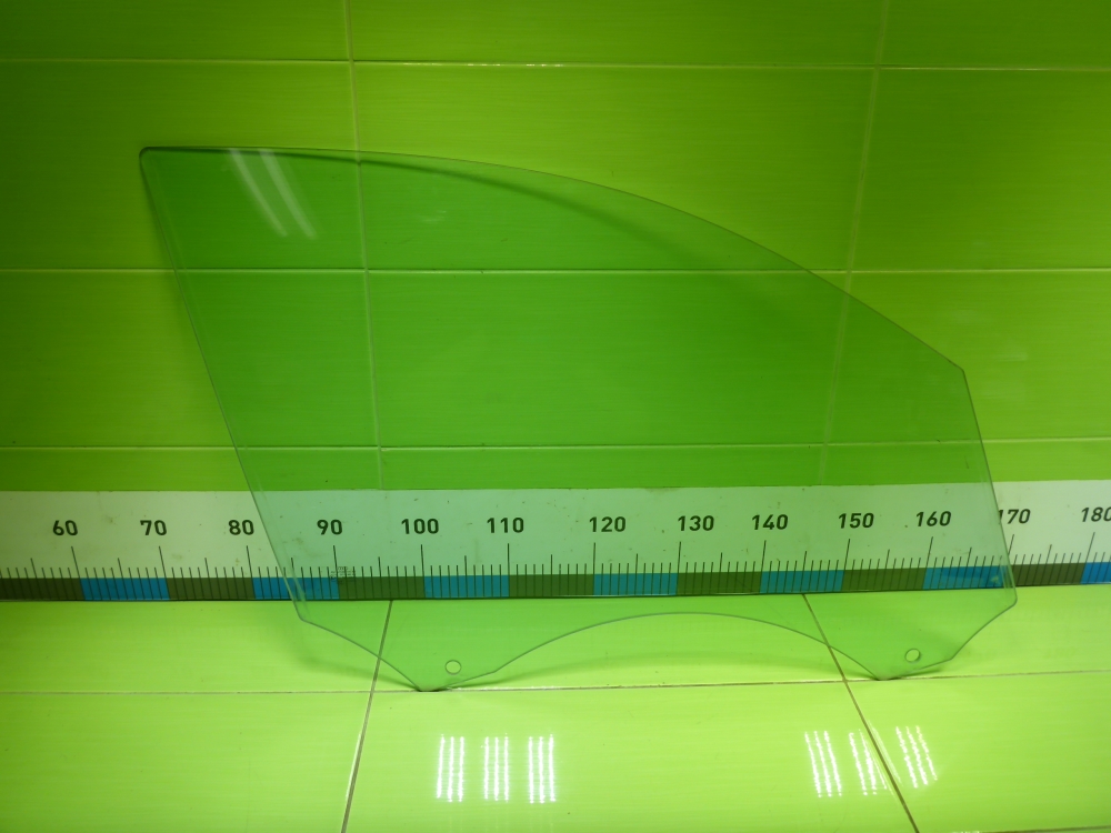 Стекло двери передней правой