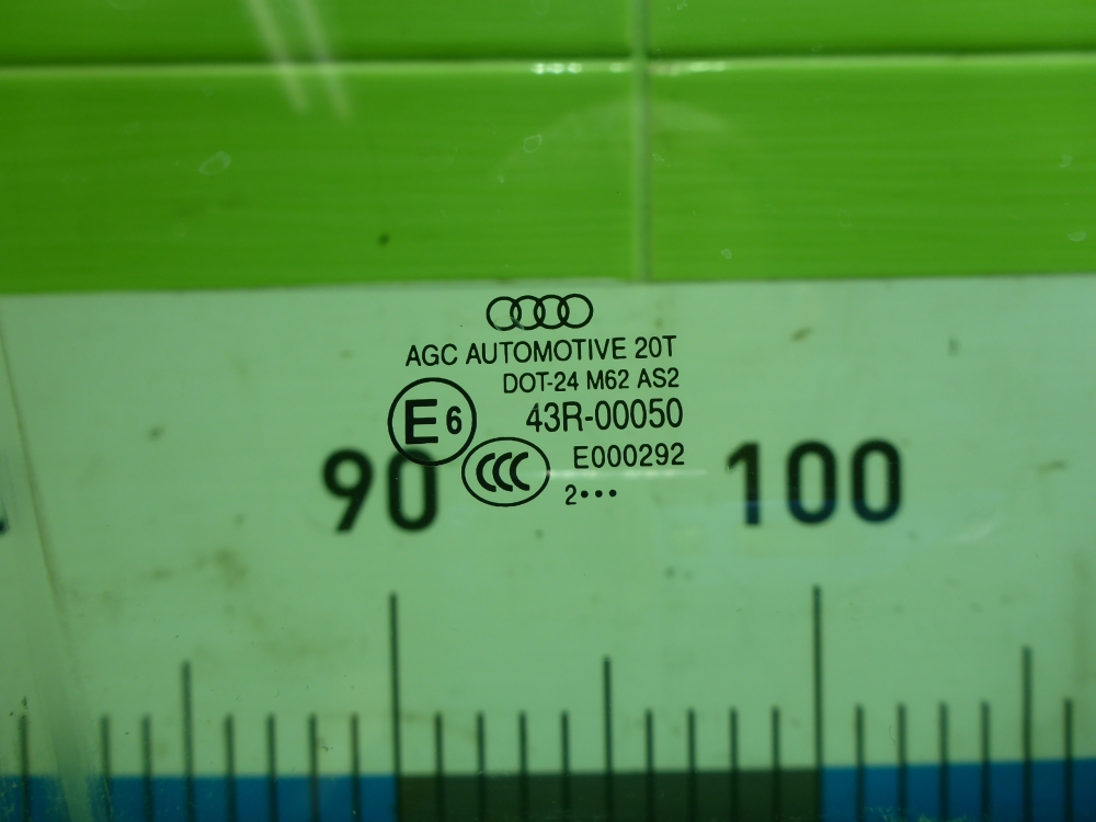 Стекло двери передней правой