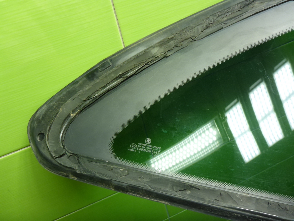 Стекло кузовное глухое левое