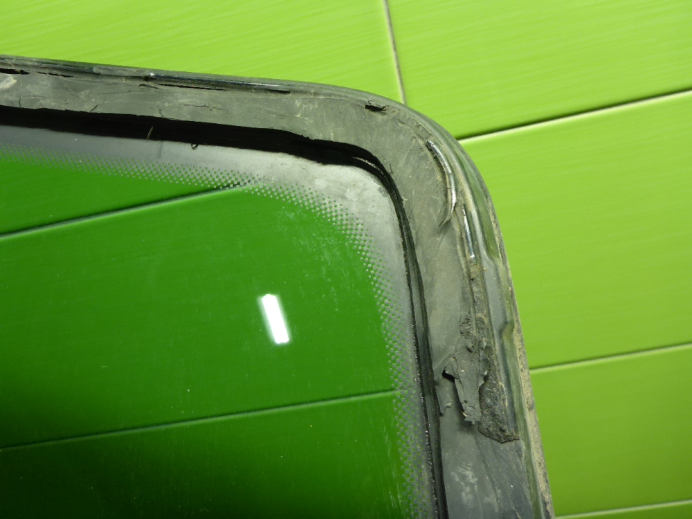 Стекло кузовное глухое левое