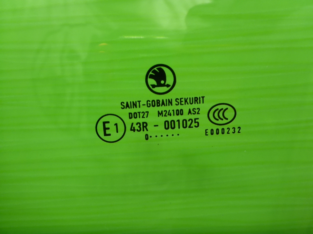 Стекло двери передней левой