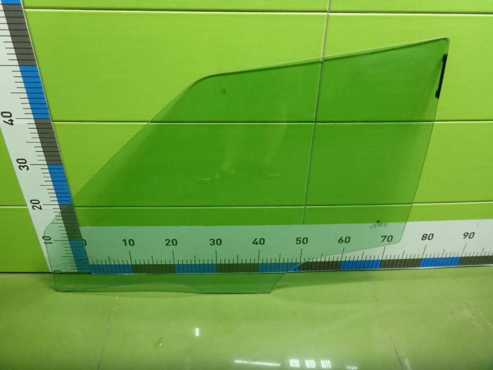 Стекло двери передней левой