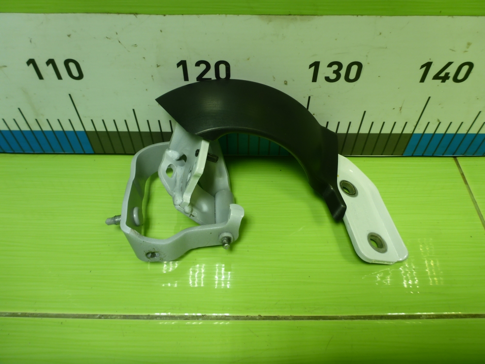 Петля двери багажника