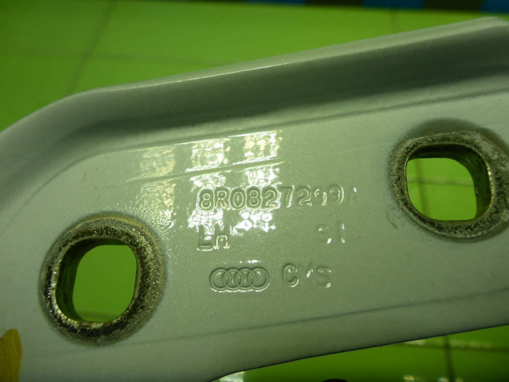 Петля двери багажника