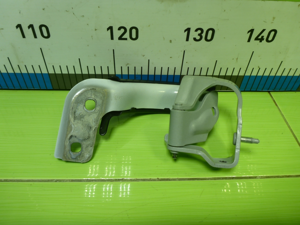 Петля двери багажника