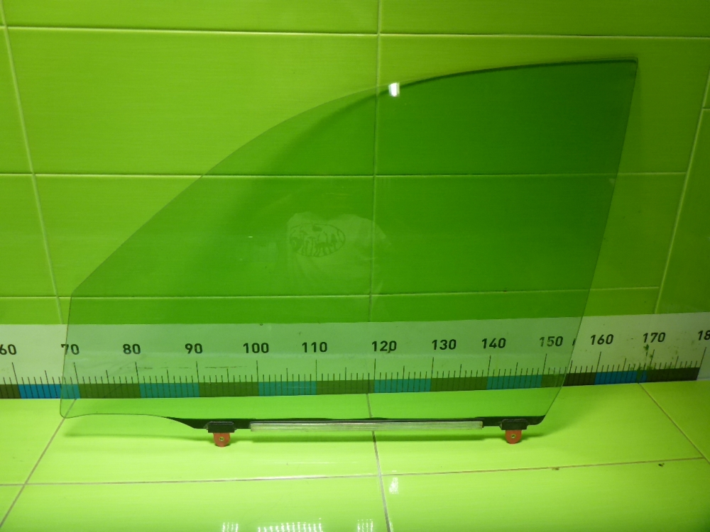 Стекло двери передней левой