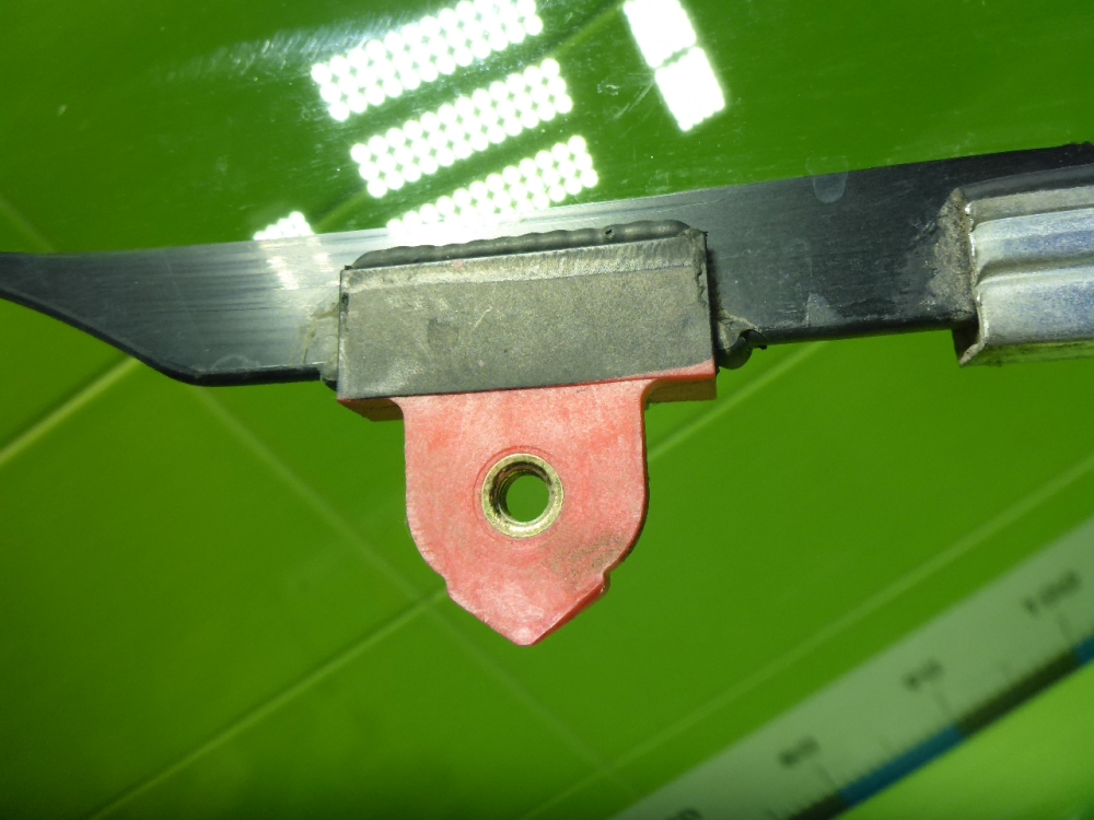 Стекло двери передней левой