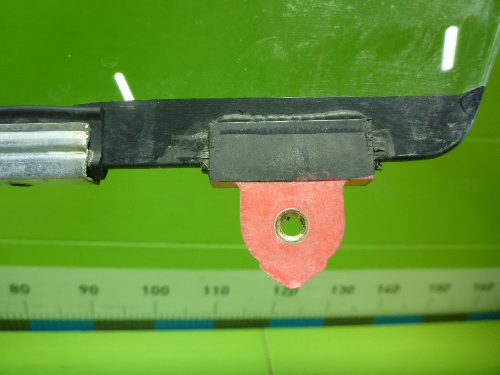 Стекло двери передней левой