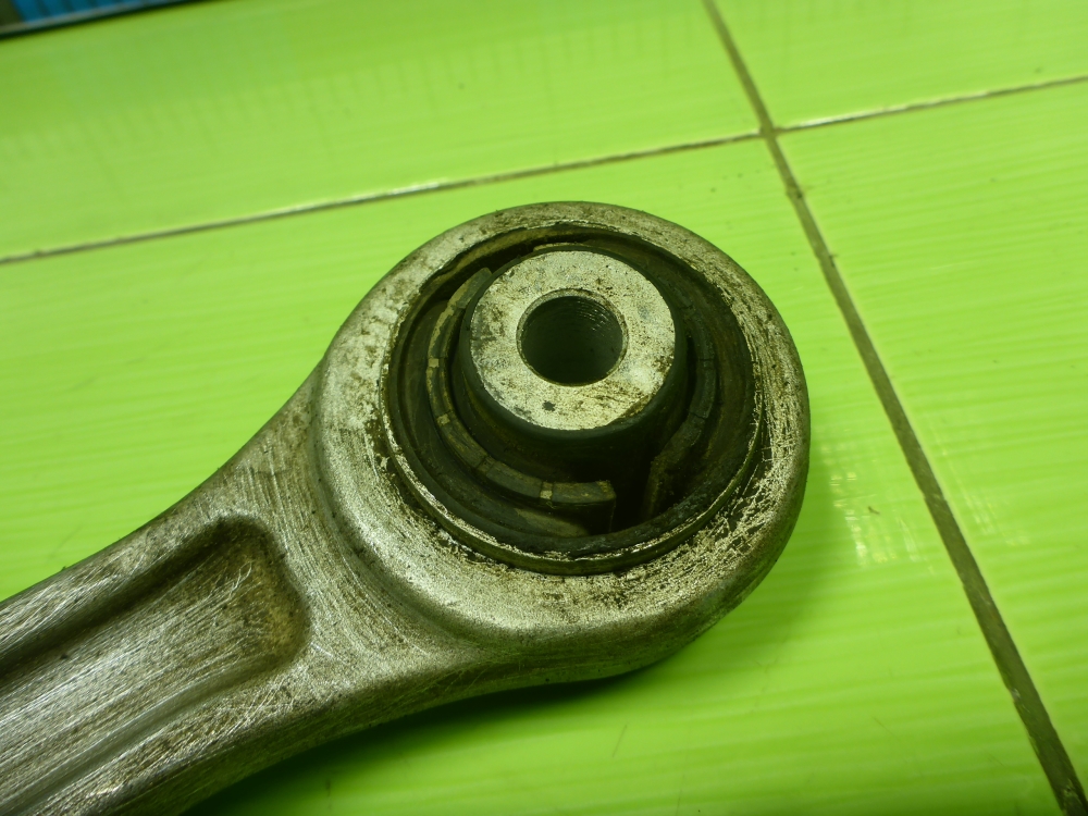 Рычаг передний нижний левый