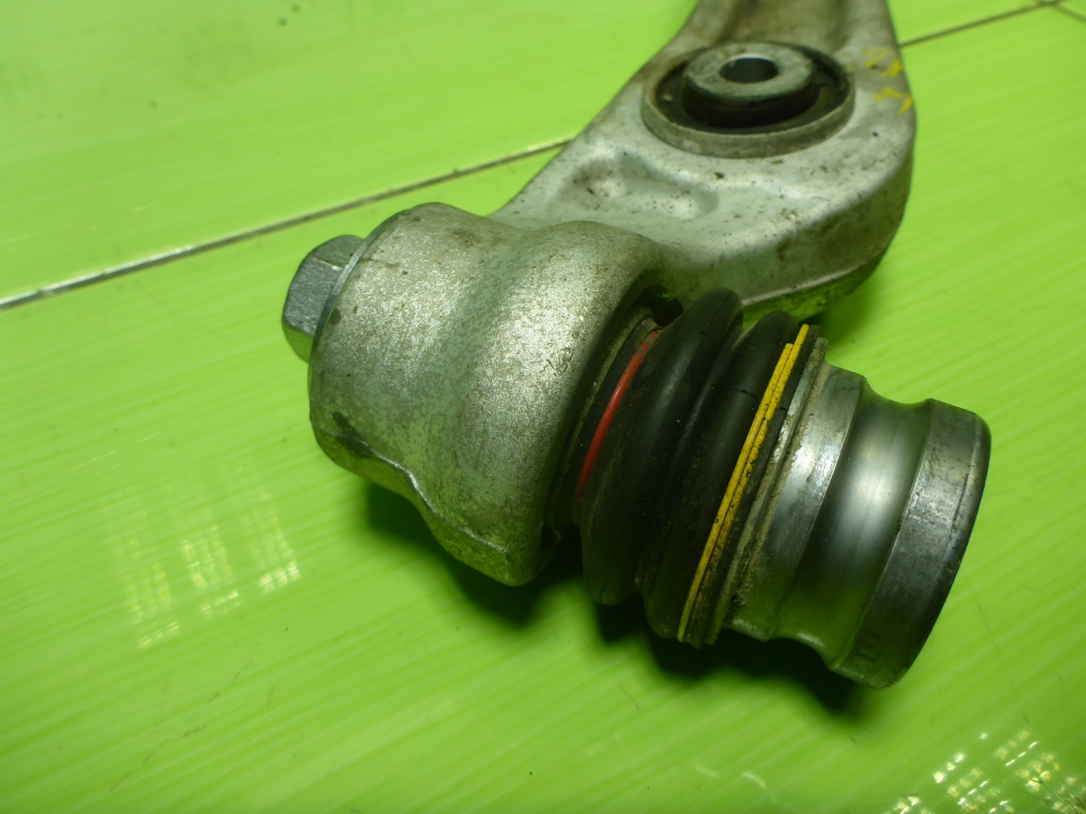 Рычаг передний правый