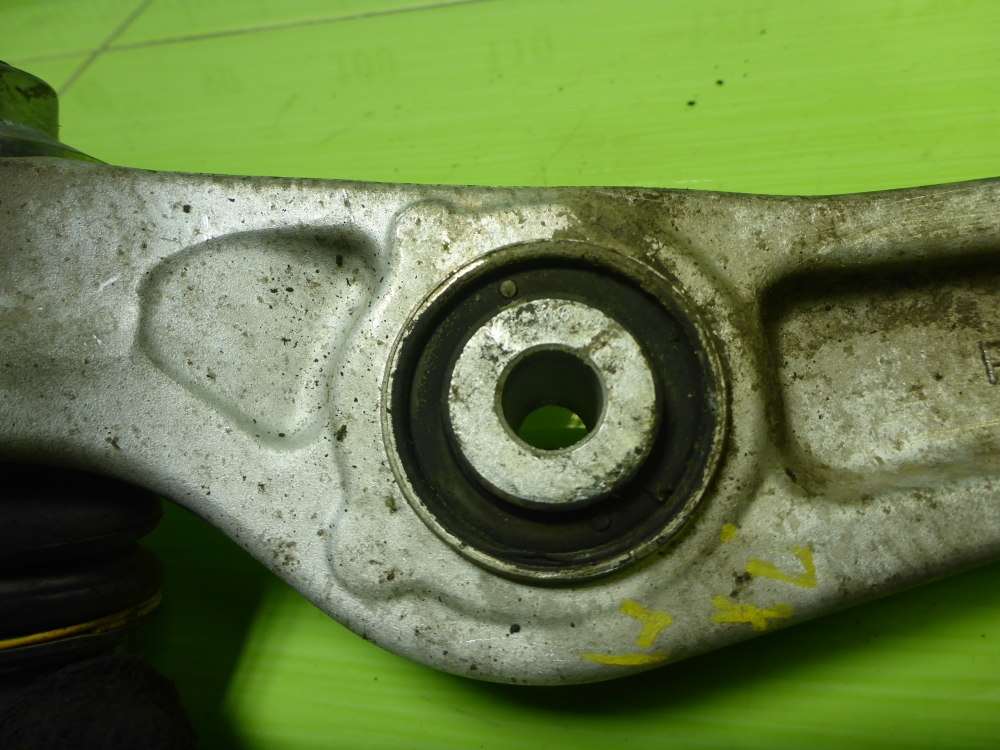 Рычаг передний правый