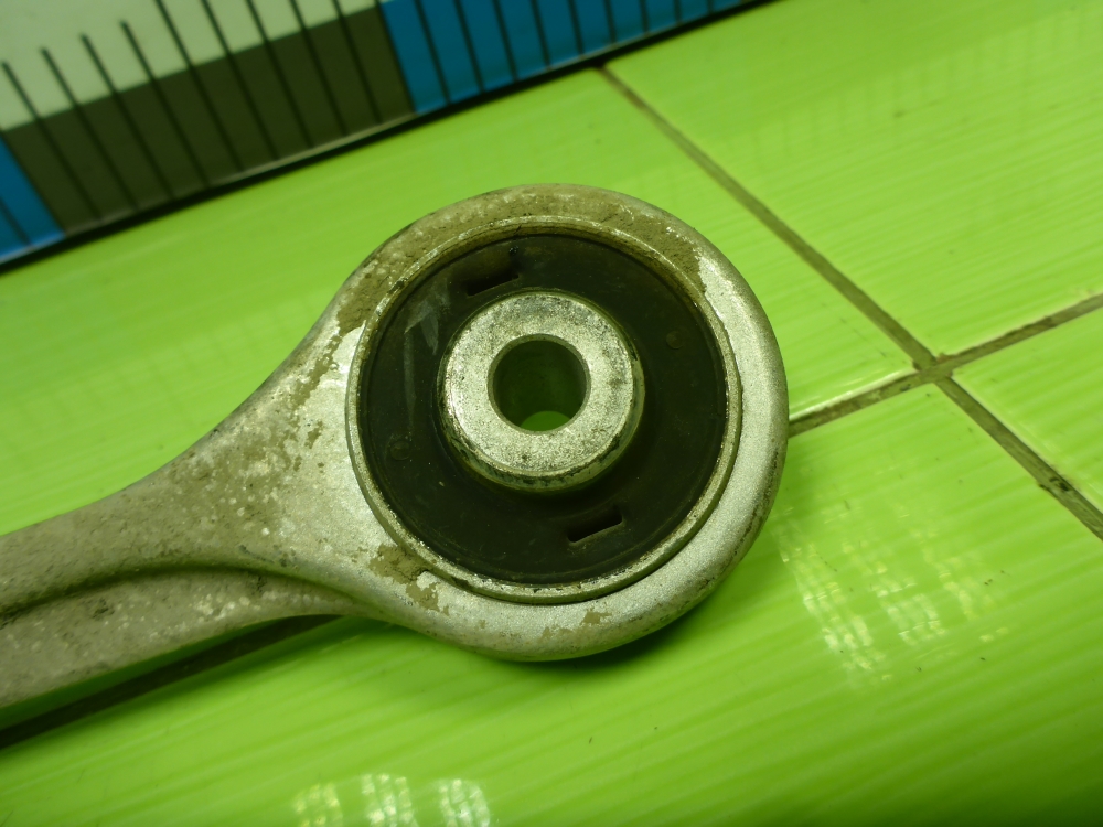 Рычаг передний левый