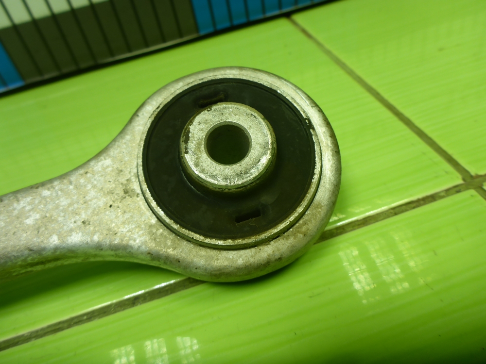 Рычаг передний левый