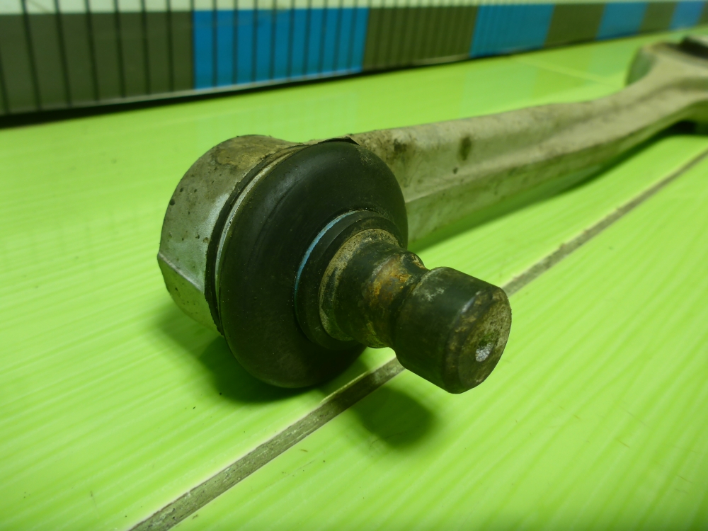 Рычаг передний левый