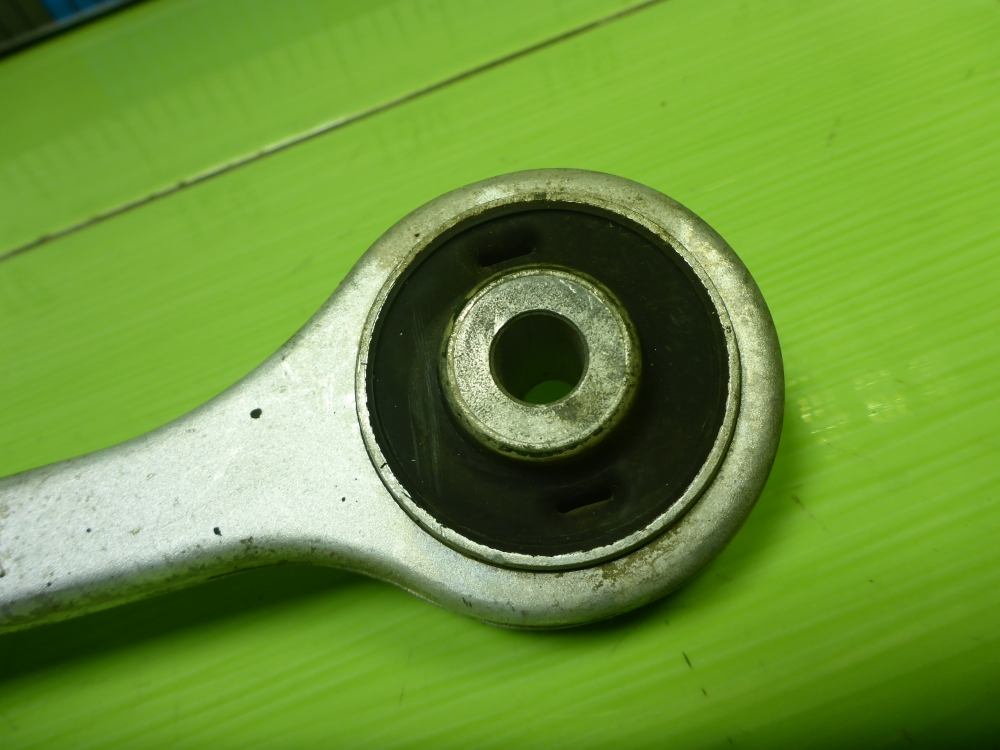 Рычаг передний верхний правый