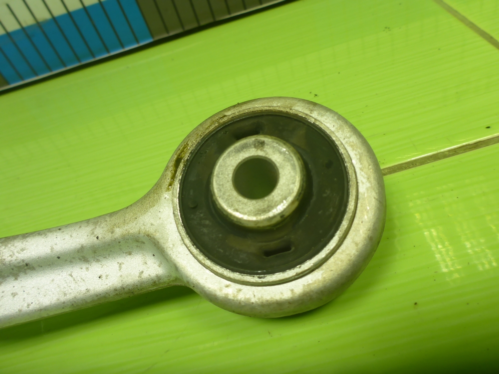 Рычаг передний левый